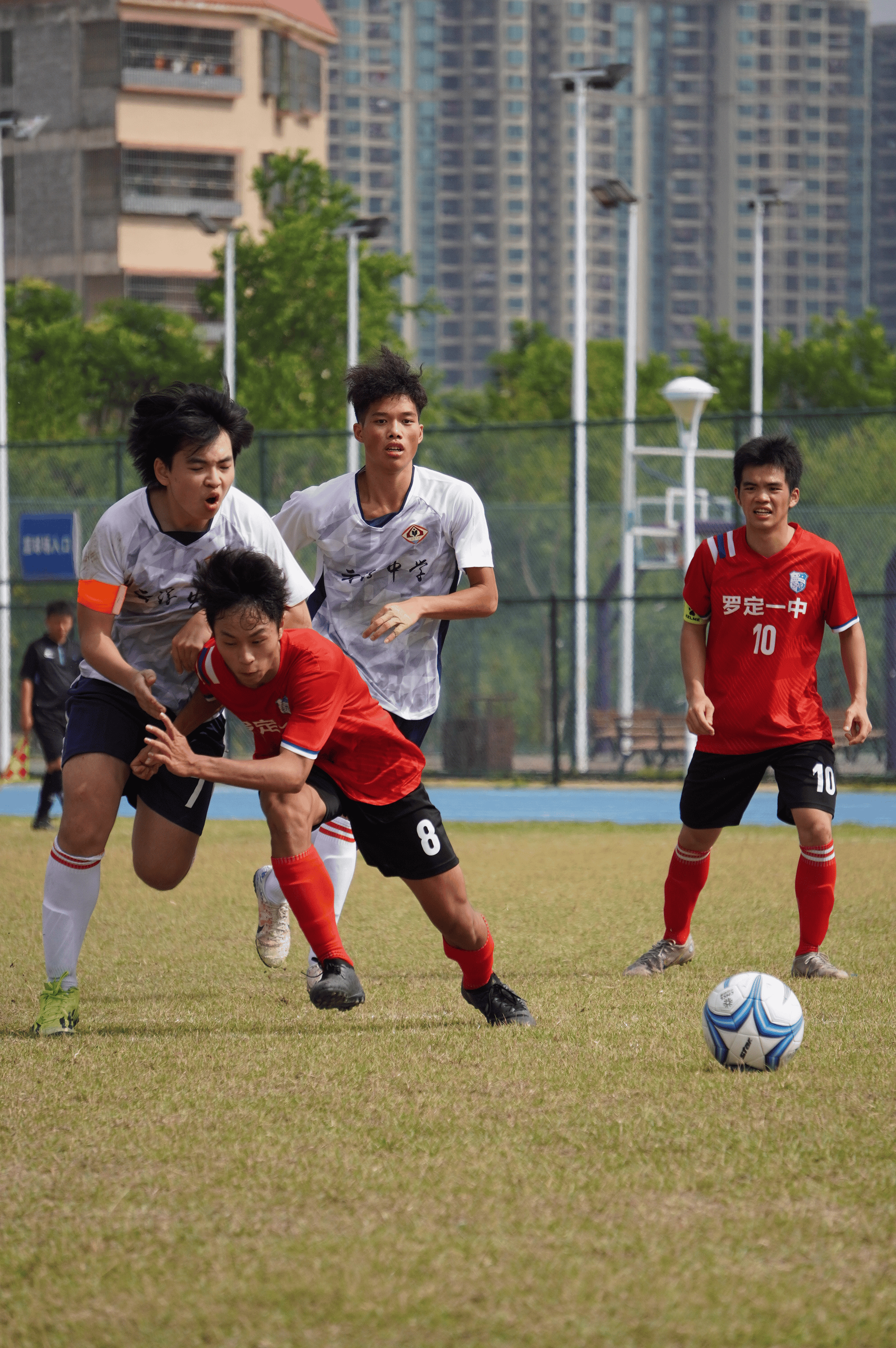 开云体育官方网站-足球赛事现场热闹非凡,观众掌声连连