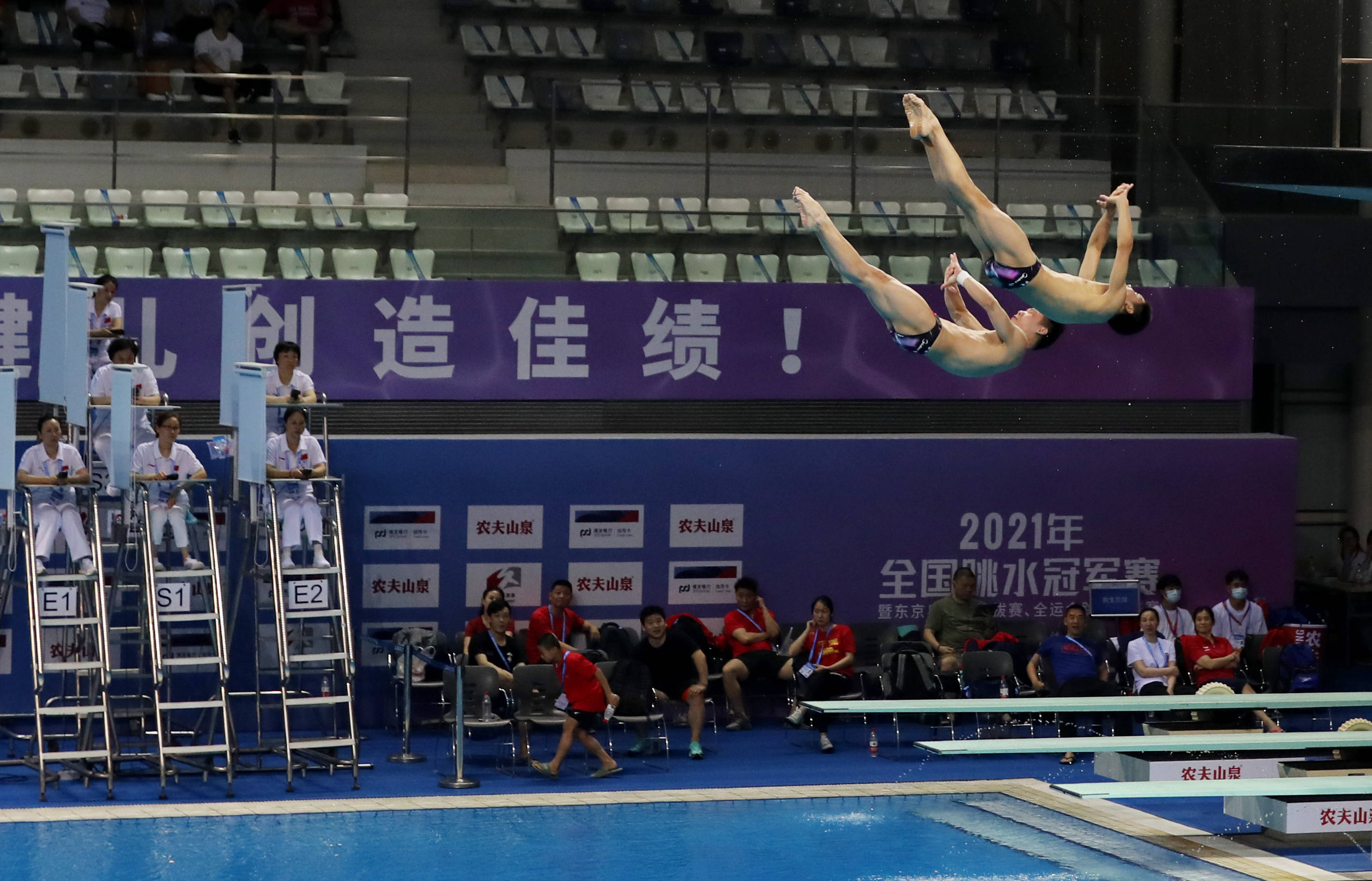 跳水比赛吸引观众眼球选手挑战极限 跳水比赛吸引观众眼球选手挑战极限