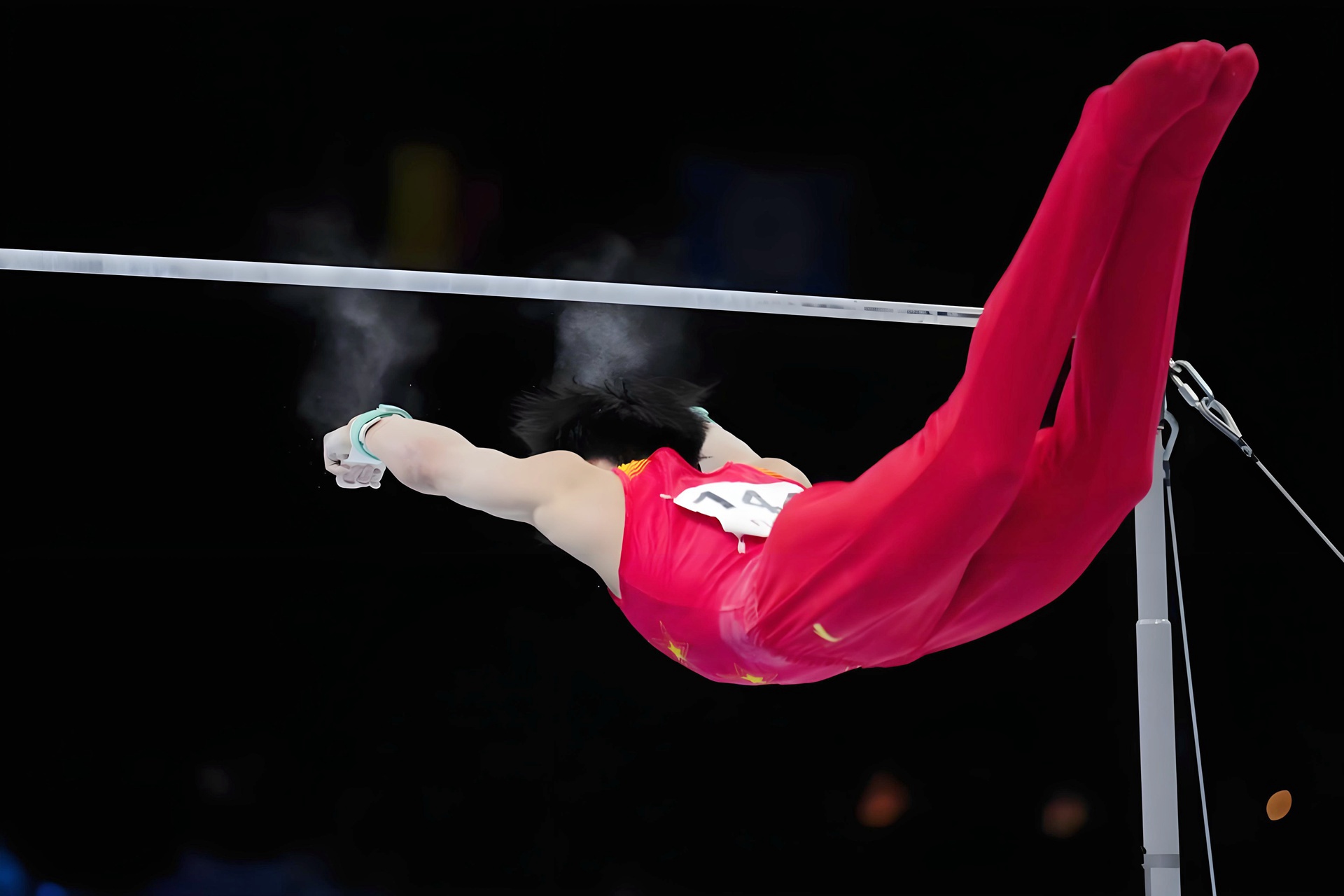 体操男团在团体赛中展现团队精神 体操男团在团体赛中展现团队精神